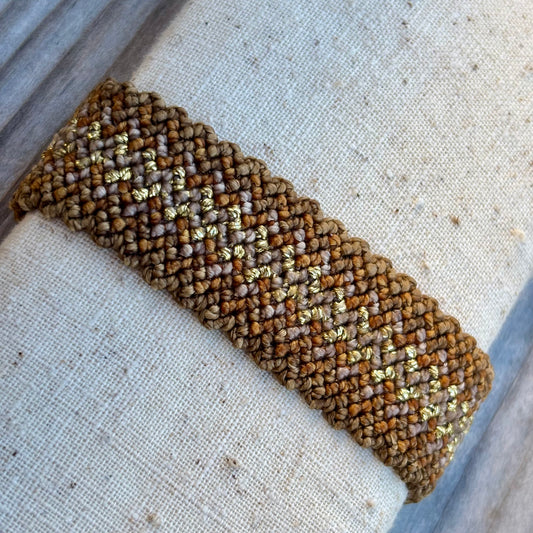 Musterarmband mit Goldakzenten
