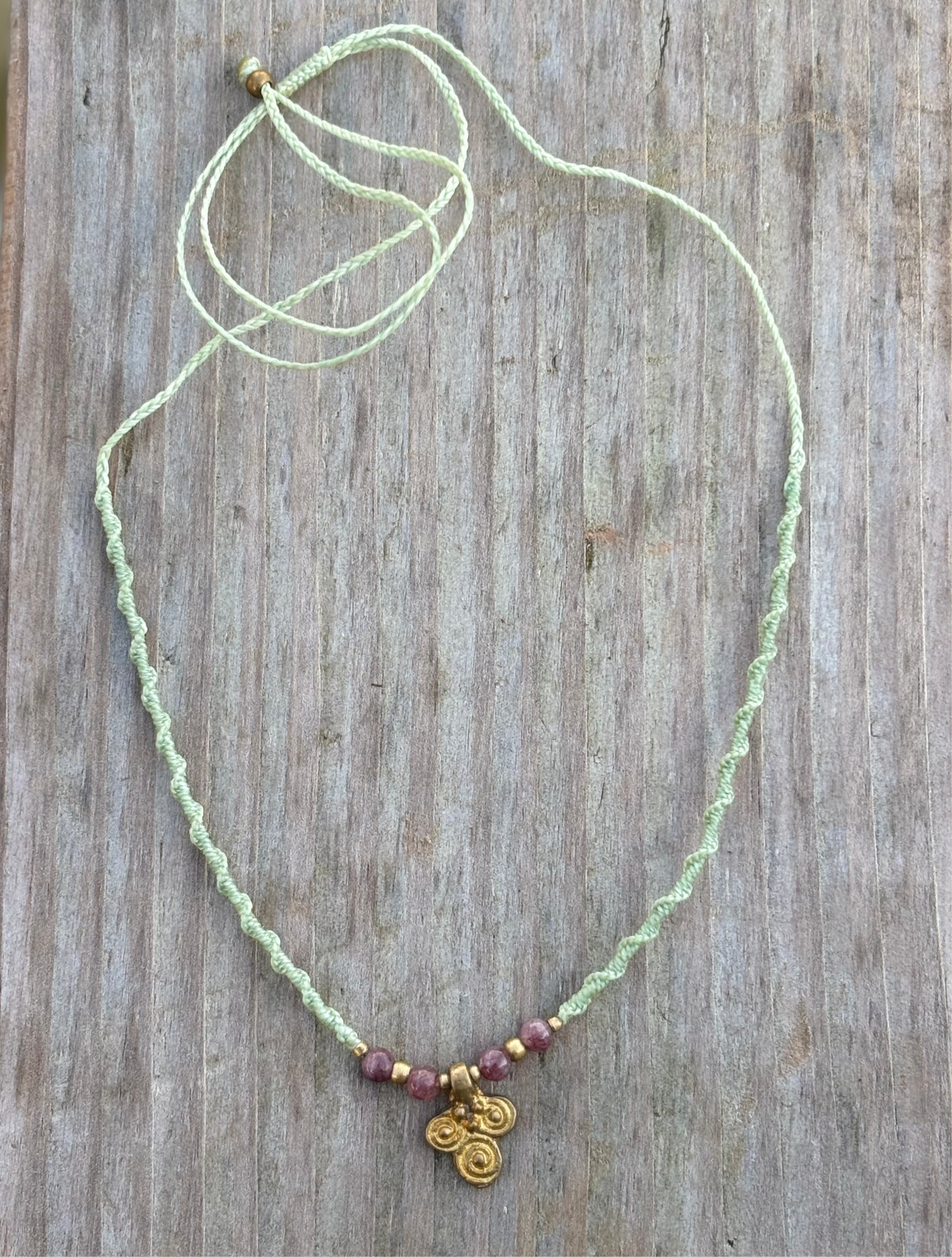 Halskette mit Messinganhänger