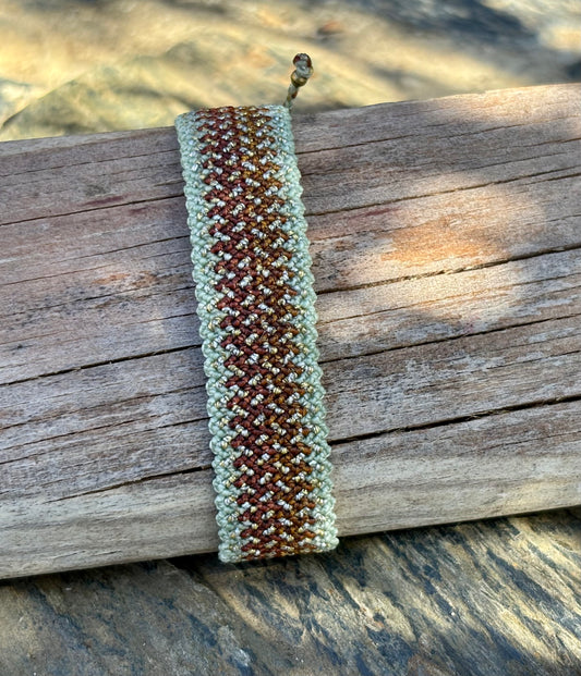 Gemustertes Armband mit Gold/Silber-Akzenten