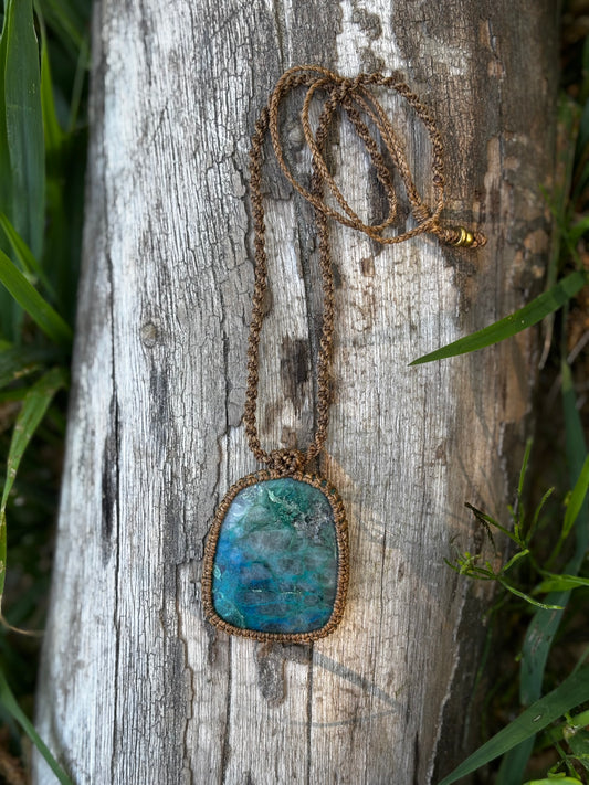 Halskette mit eingefasstem Shattuckit Stein