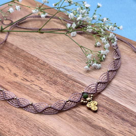 Halskette mit Serpentin Perle und Messinganhänger