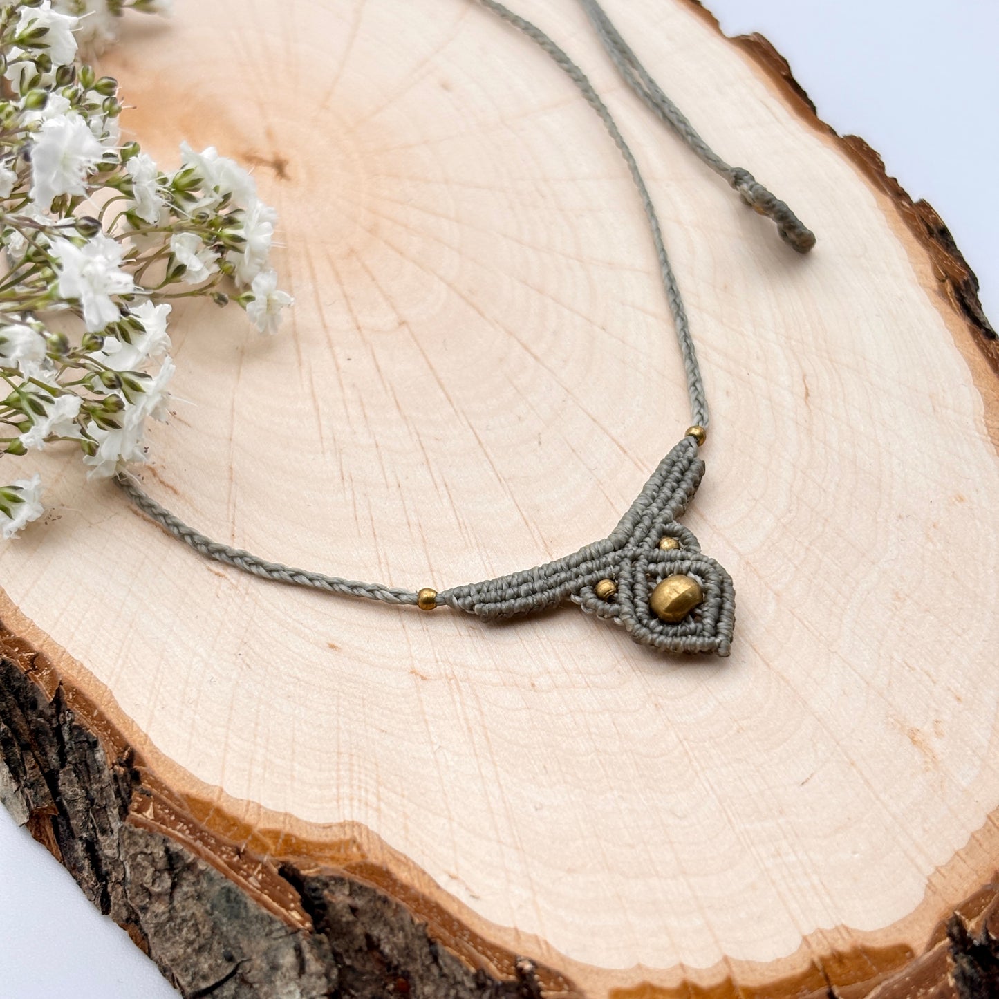 Makramee Halskette mit eingeknüpften Messingperlen