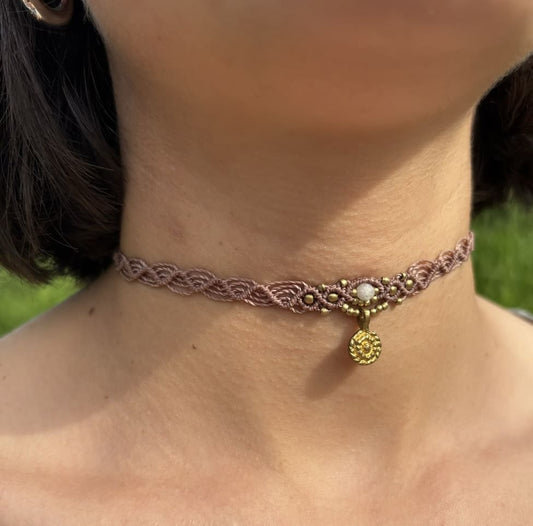 Makramee Halskette mit Messinganhänger und Mondstein Perle