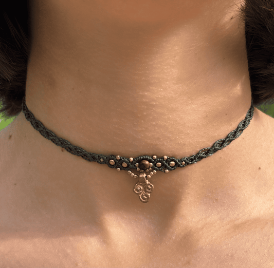 Makramee Halskette mit Messinganhänger und Tigerauge